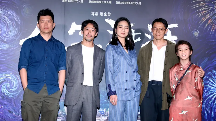 導演廖克發（左起）、魏雋展、陳雪甄、王肇陽和鄒暟澐出席首映會。攝影中心攝