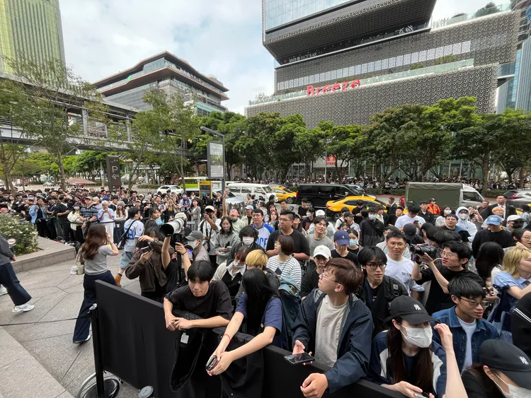 大批粉絲等候SANA出場。莊宗達攝