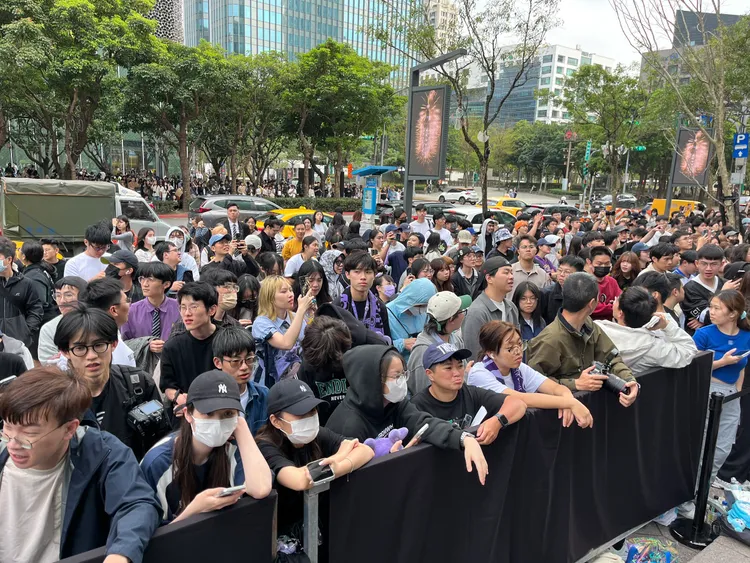 大批粉絲等候SANA出場。莊宗達攝