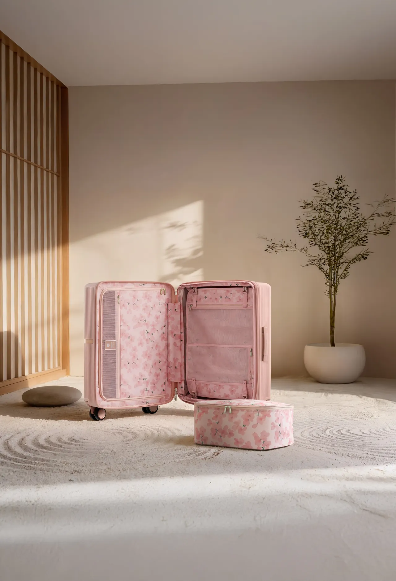 粉色筆觸一路從箱體延伸到內裡，內裡布料更帶著細膩櫻花圖紋。品牌提供