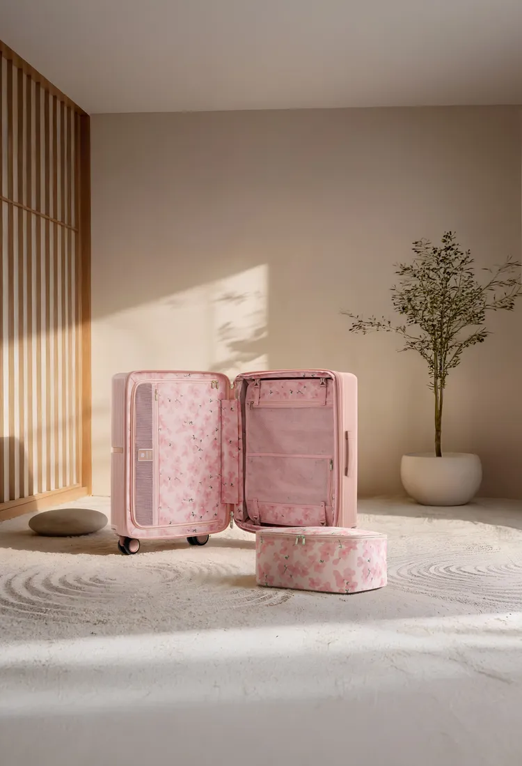 粉色筆觸一路從箱體延伸到內裡，內裡布料更帶著細膩櫻花圖紋。品牌提供