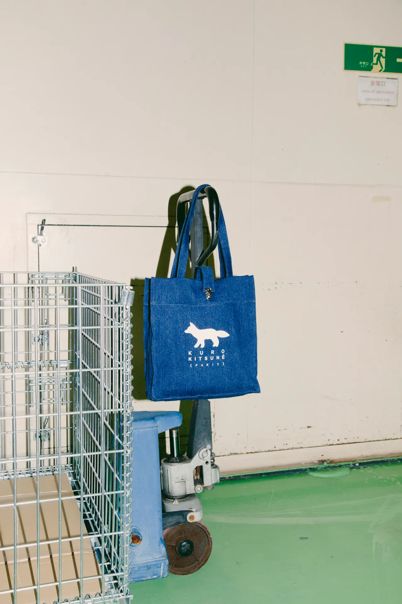 Maison Kitsuné經典狐狸圖案躍上托特包。品牌提供