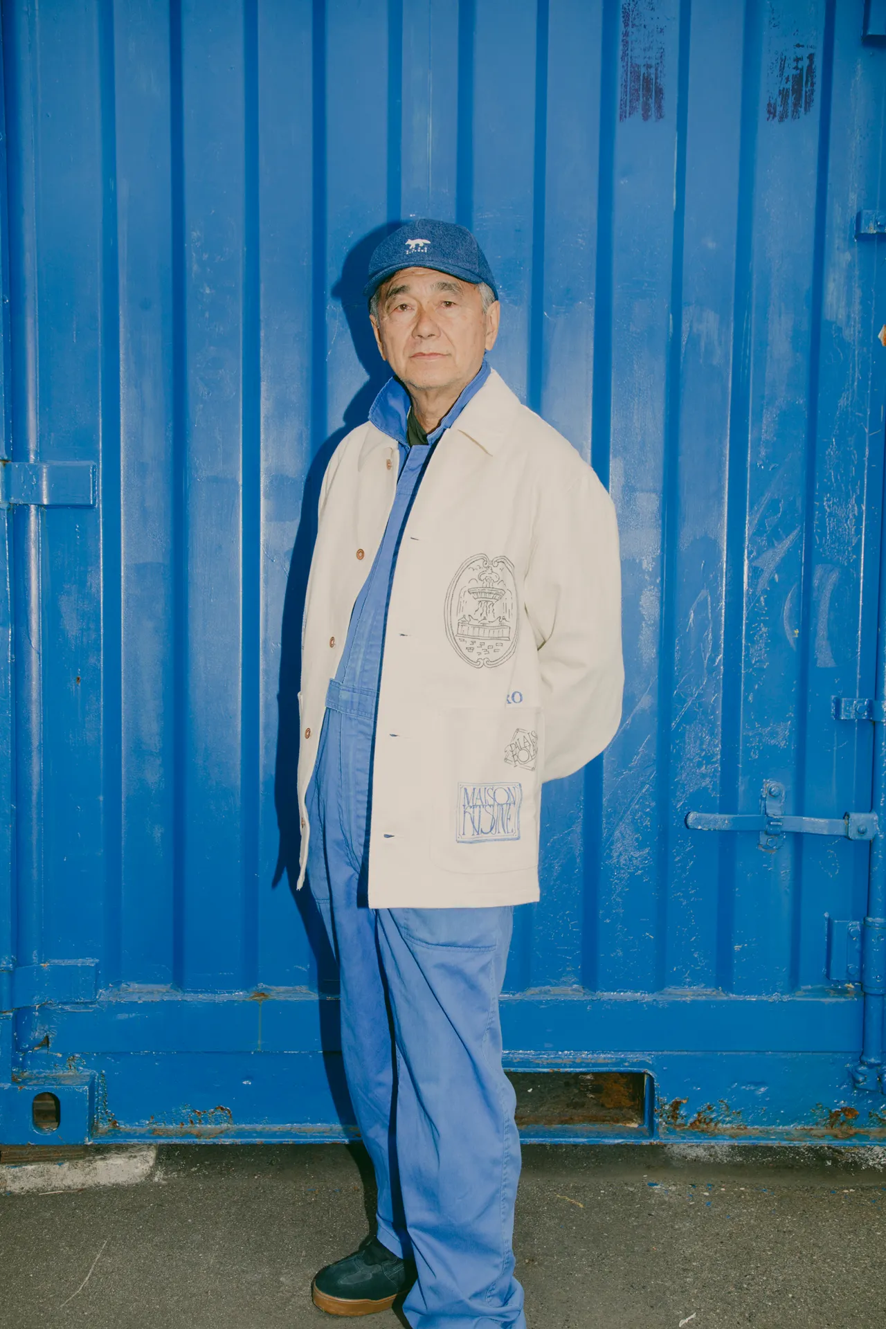 聯名系列的丹寧工作外套飾有手繪明信片圖騰，將巴黎著名的建築地標轉化為可穿戴的視覺旅誌。品牌提供