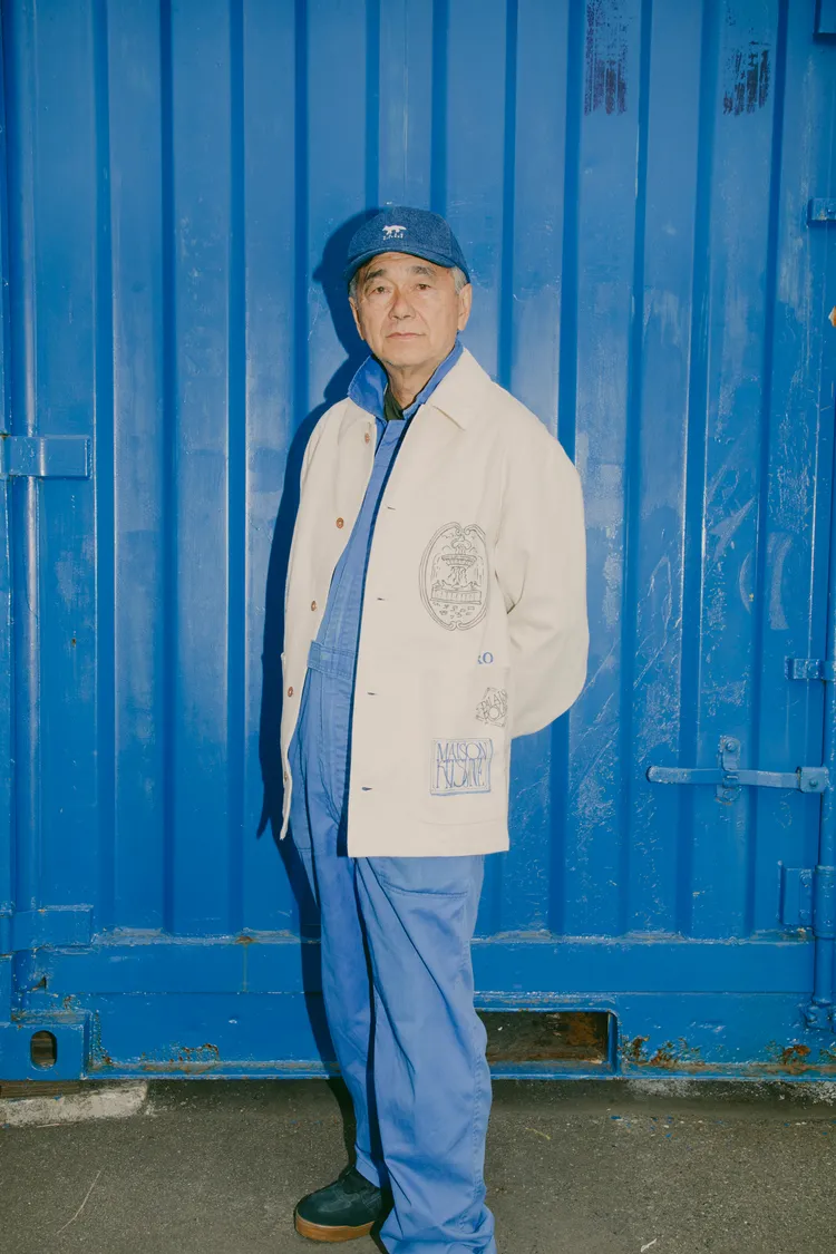 聯名系列的丹寧工作外套飾有手繪明信片圖騰，將巴黎著名的建築地標轉化為可穿戴的視覺旅誌。品牌提供