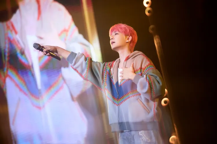 炎亞綸打趣自己是伍佰弟弟，遞麥與粉絲合唱。晴空鳥提供