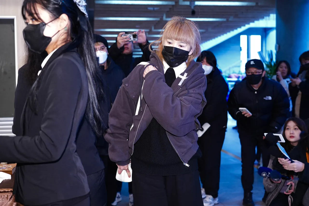 直擊｜前妻陸元琪突破封鎖　無預警現身袁惟仁告別式