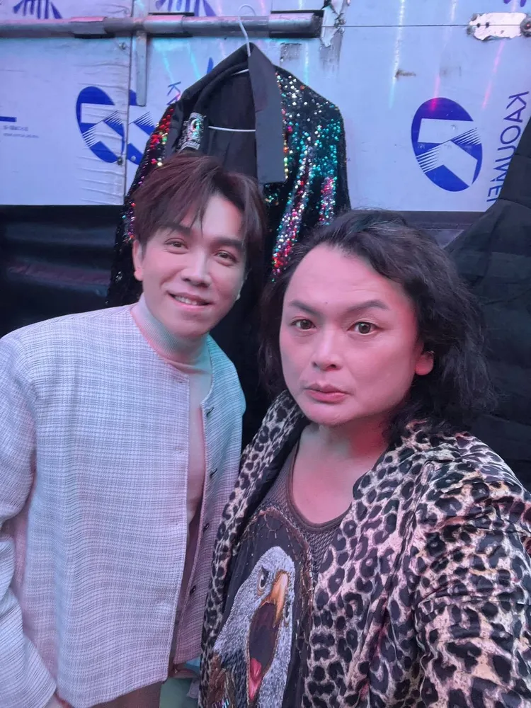 王子健（右）與許志豪合影。萬鴻經紀提供