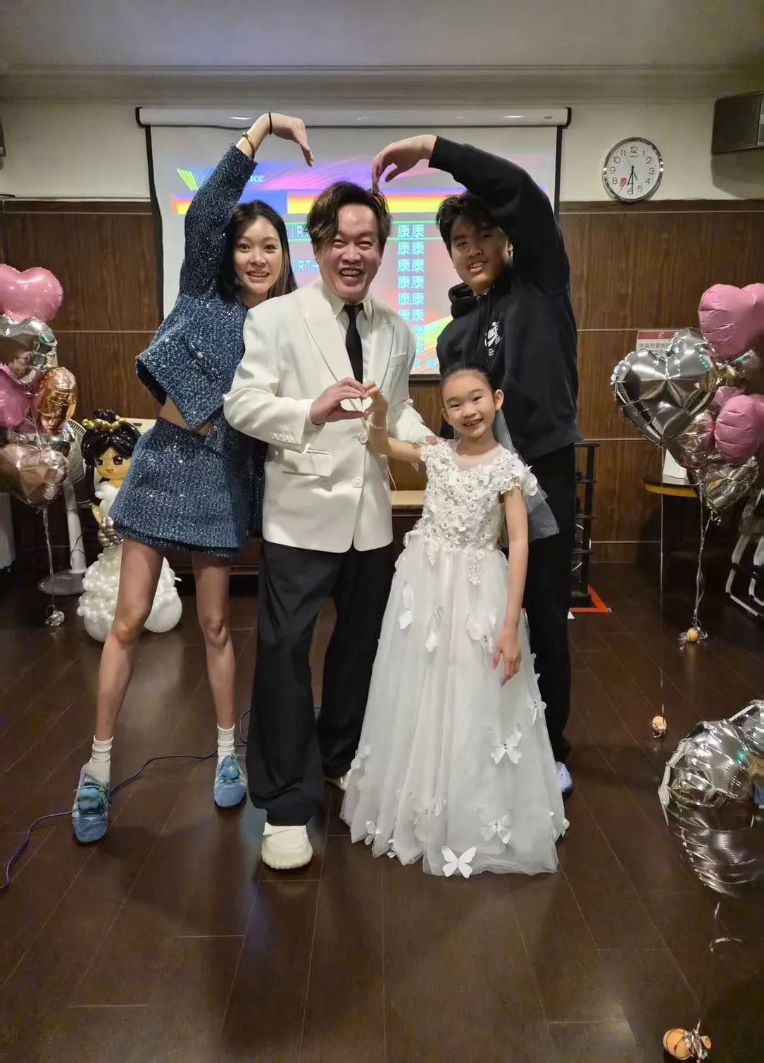 康康跟家人感情親密。本人提供