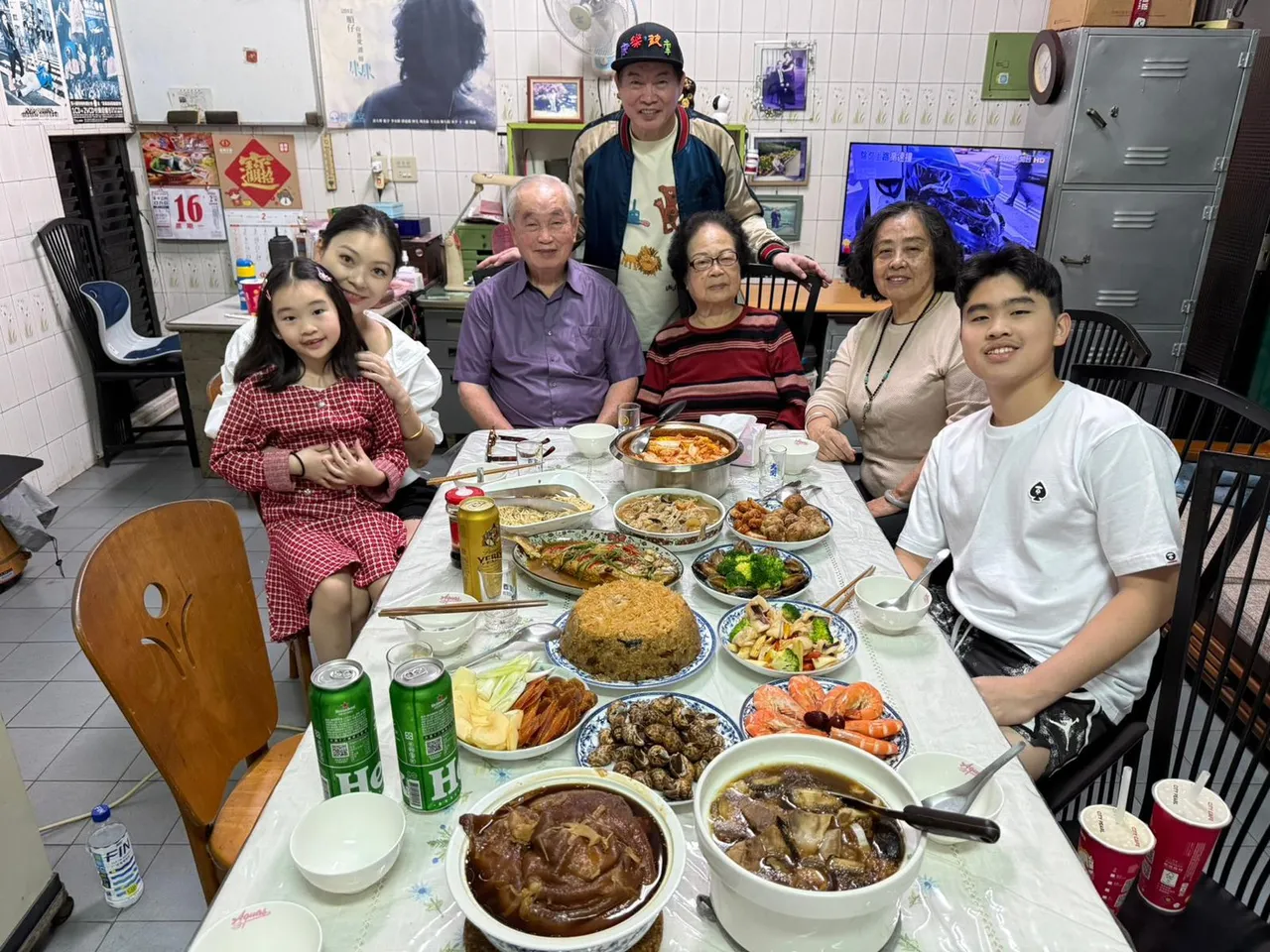 康康過年跟家人開心聚餐。本人提供