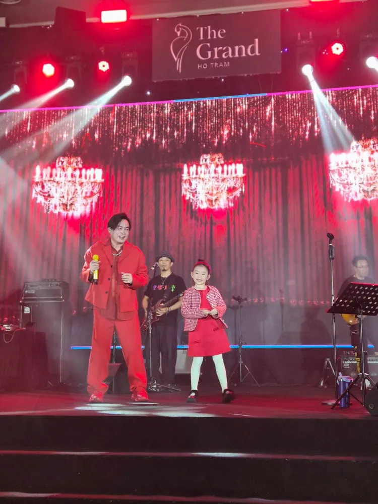 康康帶著女兒登台演出。本人提供