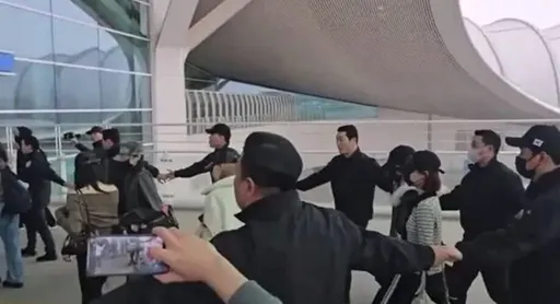韓流偶像動用「警備圓陣」　機場旅客轟：是哪來的國王嗎？