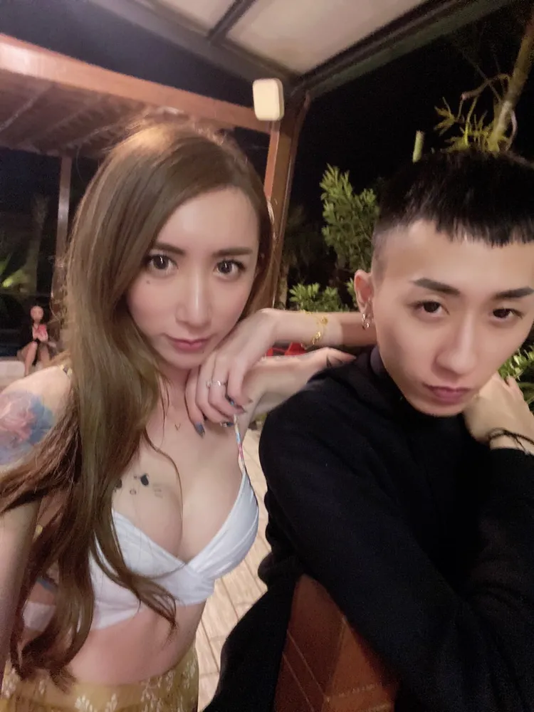 不少網友留言直呼兩人宛如雙胞胎，直言相似度100%。翻攝罔腰臉書