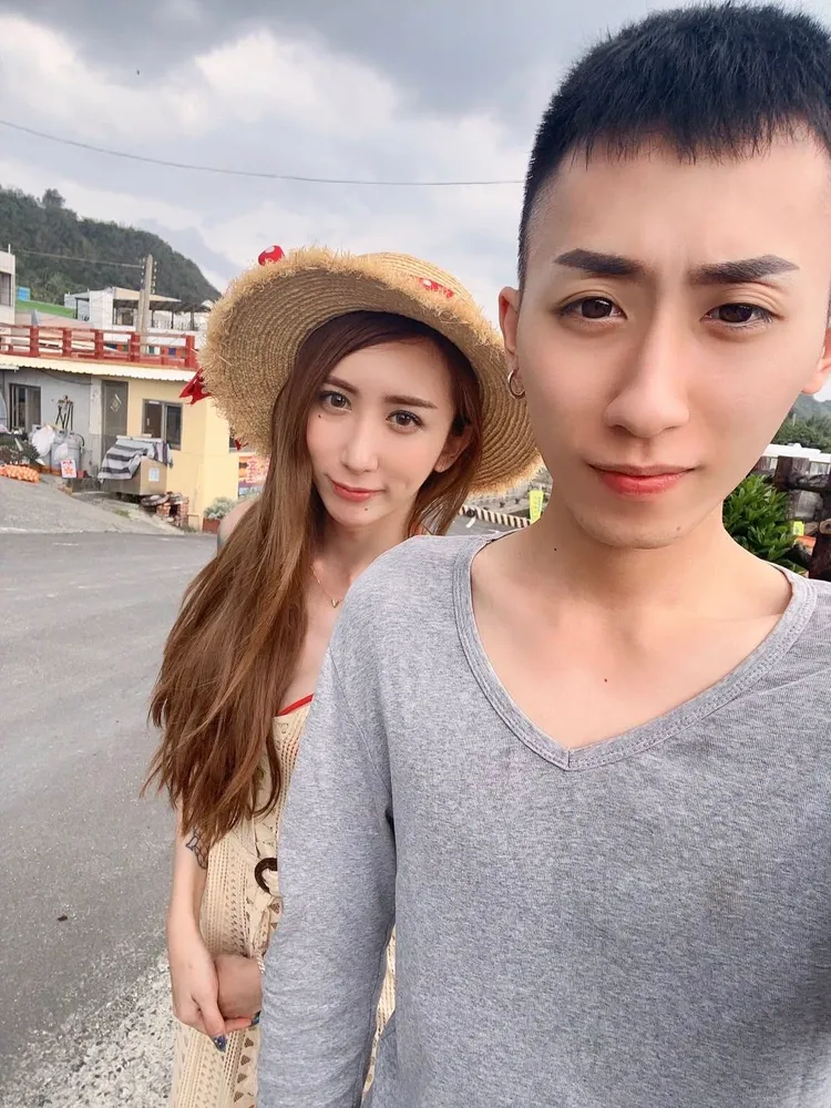 罔腰特別澄清，這名男子是她「沒有血緣關係的弟弟」，不過兩人長得很像。翻攝罔腰臉書