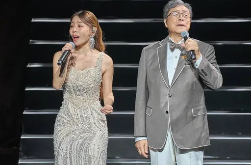 楊烈開唱蘇貞昌衝來了！火辣女星合體踉蹌險慘跌　爆料他「好香」　