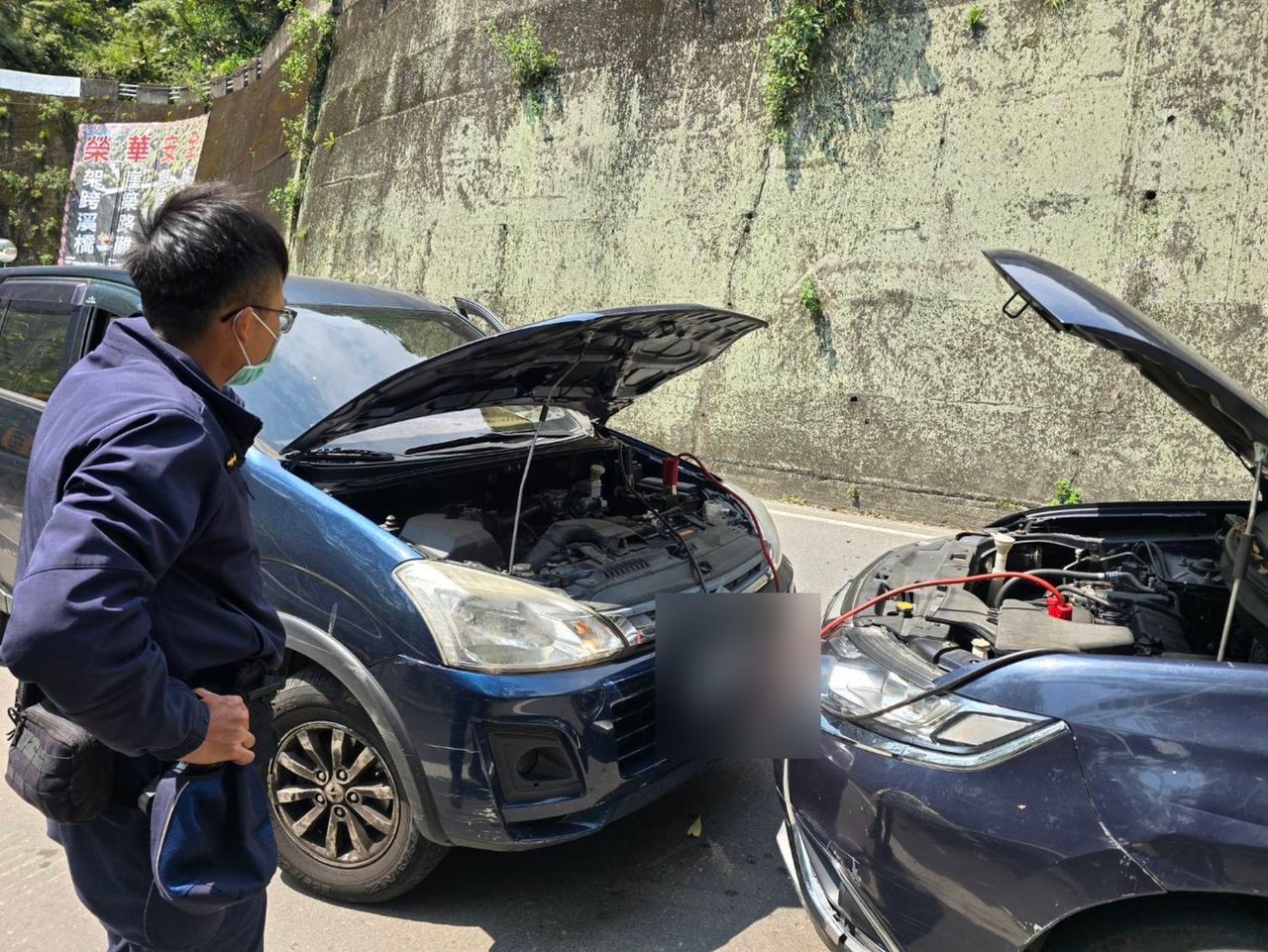 車拋錨卡死管制點險釀回堵 大溪警火速救援解危