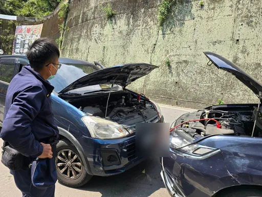 車拋錨卡死管制點險釀回堵　大溪警火速救援解危