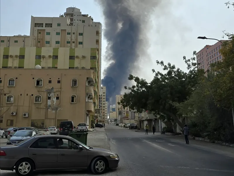 伊朗28日反擊美國及以色列攻勢，巴林等駐有美軍基地的國家成目標。P姓科技業者指出，伊朗轟炸的後坐力大到大樓搖晃，彷彿地震，街上濃煙不斷。（P姓業者提供）中央社