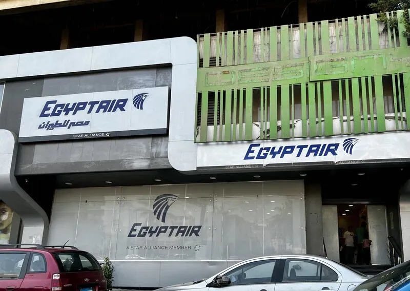 為因應28日美以對伊朗的空襲行動，以及伊朗在中東海灣國家反擊美軍基地造成的多國領空關閉，埃及航空緊急宣布暫停13個中東目的地航班，直至另行通知。中央社