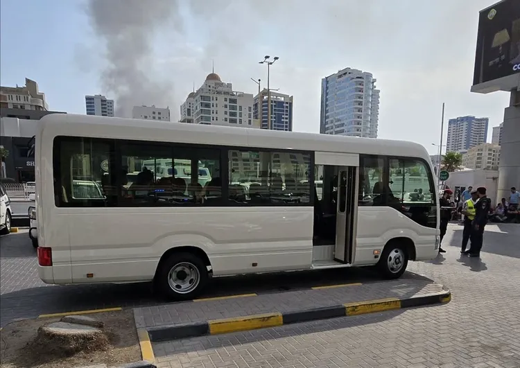伊朗28日遭到空襲後展開報復，巴林政府表示，美國海軍第五艦隊的總部遭到1枚飛彈攻擊。圖為巴林政府派巴士接民眾去避難。（P姓業者提供）中央社