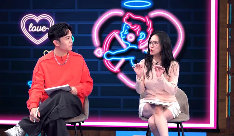 熊熊（右）「復合結婚」成功卻反對感情吃回頭草，左為黃豪平。《戀愛熊天秤》提供