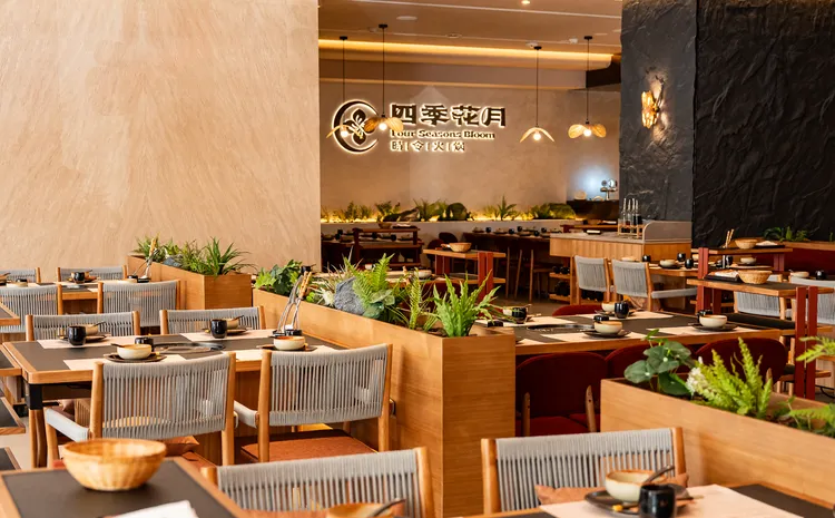 全新火鍋品牌插旗台北松山區，空間採用土牆、原木及石材等設計。四季花月提供