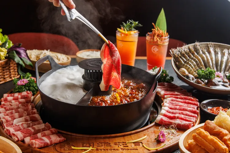 以重慶正宗配方為基底的「重慶麻辣鍋」，搭配肉品、內臟類最對味。四季花月提供