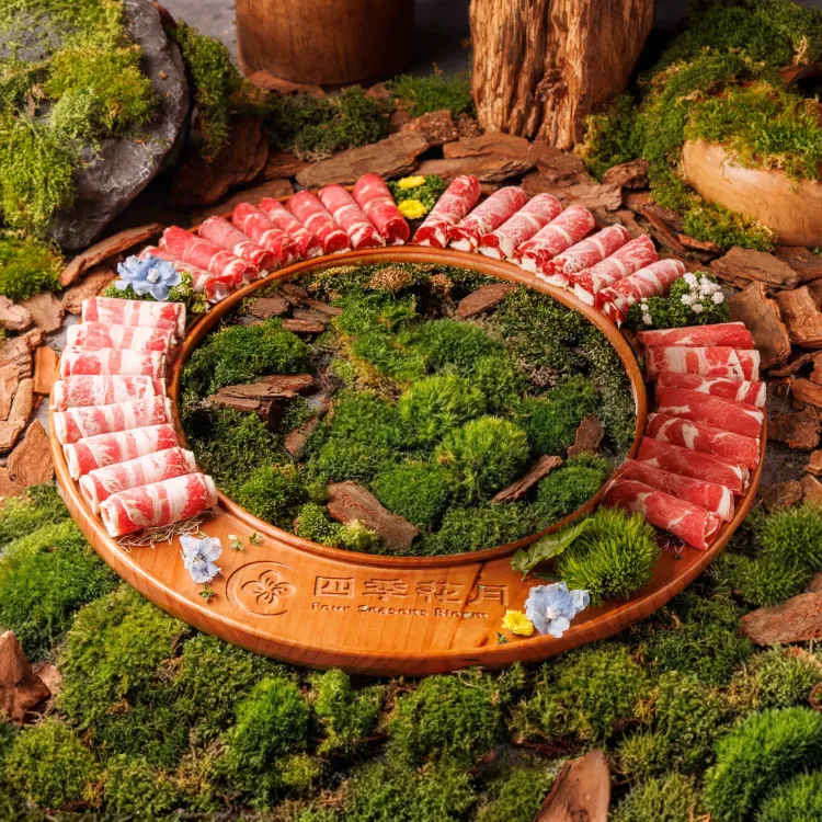 環繞著火鍋擺放的超浮誇「山野肉花圈」集結多款肉品。四季花月提供