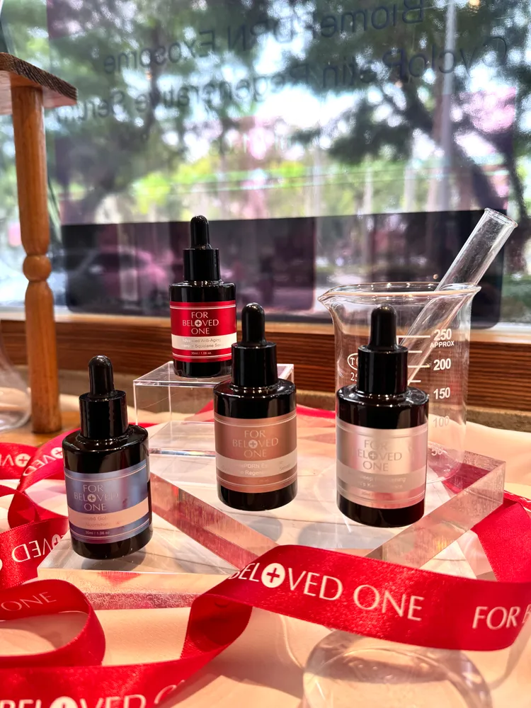 寵愛之名高效全能精華系列包裝也進行了升級。張家玲攝