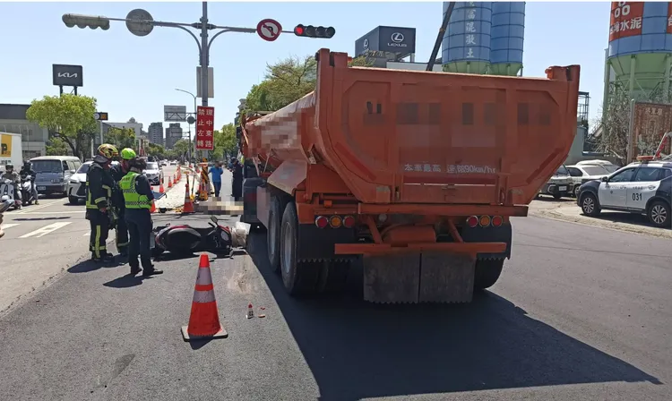 警消趕到現場，陳翁已經明顯死亡，砂石車彭姓駕駛無酒駕，後續將依過失致死罪送辦。民眾提供