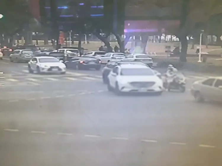 小客車駕駛不滿騎士等待左轉，就長按喇叭。翻攝畫面