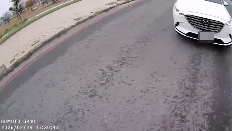 小客車駕駛迫近騎士後方，再長按喇叭。翻攝畫面