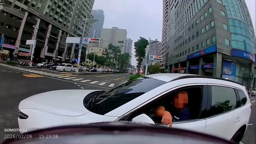 不滿機車左轉就猛按喇叭還逼車！自小客不只吃罰單　還被提告這罪名