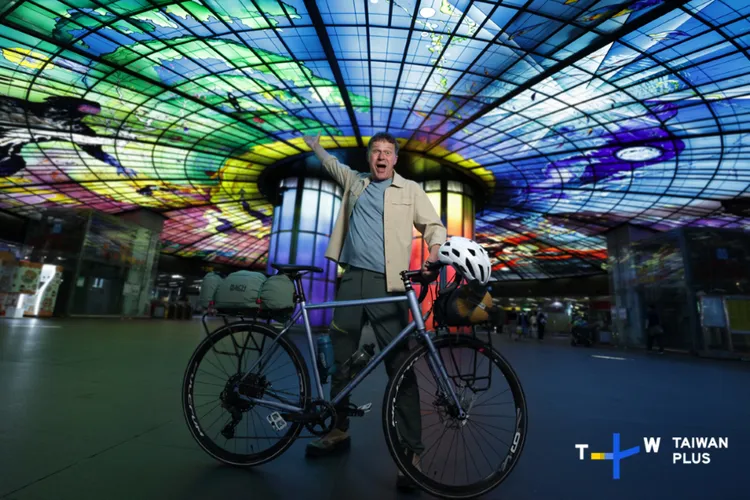 尼爾斯歐勒於高雄捷運美麗島站光之穹頂留影。TaiwanPlus提供