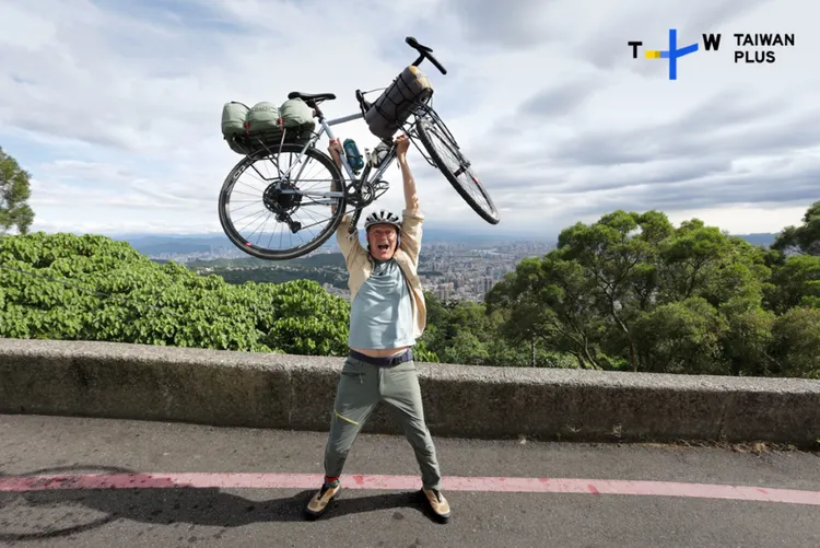 丹麥資深導演尼爾斯歐勒・拉斯穆森跨海來台主持《The Bikeman in Taiwan》，向歐洲觀眾展示台灣的絕美風景與最道地的「台式生活感」。TaiwanPlus提供