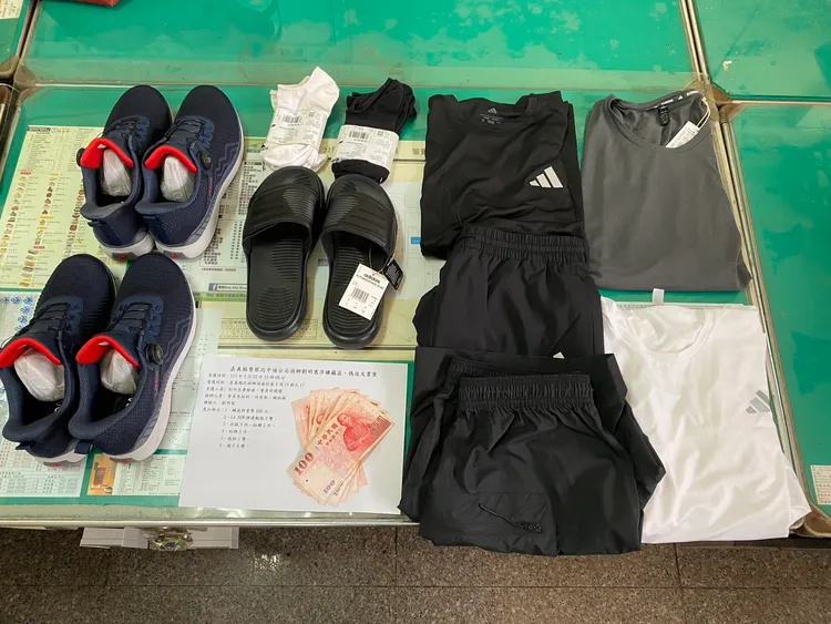 警方9天後逮人，他到賣場盜刷的衣褲、鞋子連標籤都沒拆，來不及穿就被逮。民眾提供