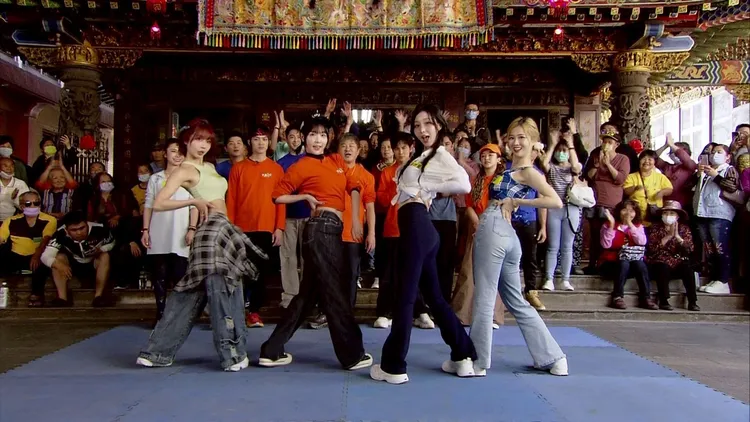 籃籃領軍拿出舞蹈看家本領。民視提供