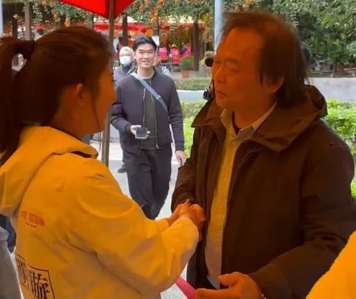 陪「她」車掃松信巧遇李明璇、楊智伃　王世堅主動握手：怎麼這麼有緣