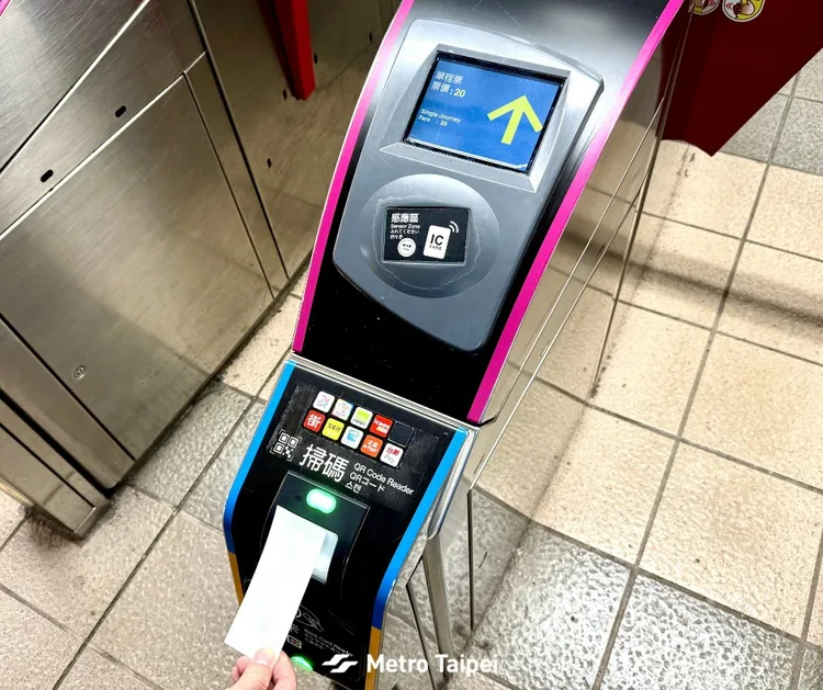 過去使用的藍色塑膠代幣（Token），未來將逐步由QR單程票取代。翻攝自台北捷運臉書