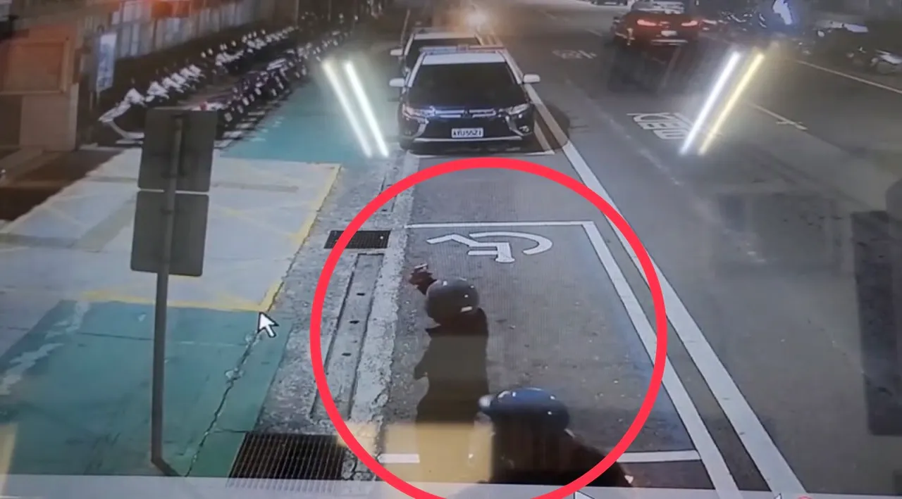 兩人在警所外確認再三，才進入要領取手機，不料卻是自投羅網。民眾提供