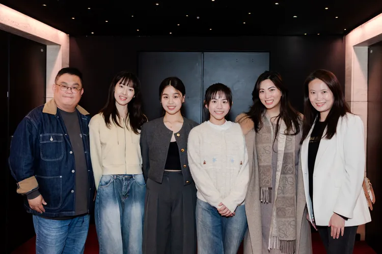 陳以甯（左三）公益包場《陽光女子合唱團》，與導演林孝謙（左）等交流。Girliftify提供