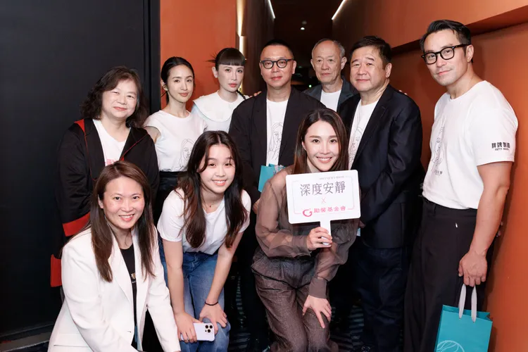 陳以甯（前排左二）包場《深度安靜》，主創演員皆到場映後分享心情。Girliftify提供