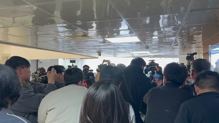 檢調於下午3時許搜索完畢，李傅中武隨即被帶到調查局訊問。張綵茜攝