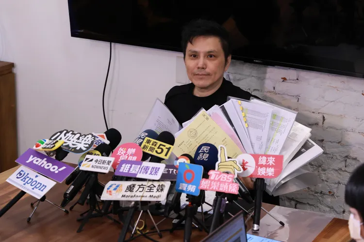 洪誠陽今天上午開記者會，秀出相關證據。彭欣偉攝