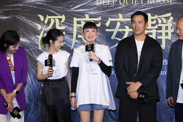 魏如萱（中）演唱電影宣傳曲。莊宗達攝