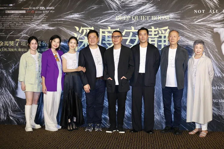 蔡亘晏（左起）、丁寧、林依晨、張孝全、金士傑、監製瞿友寧、導演沈可尚、張孝全、金士傑、陳季霞出席《深度安靜》首映會。莊宗達攝