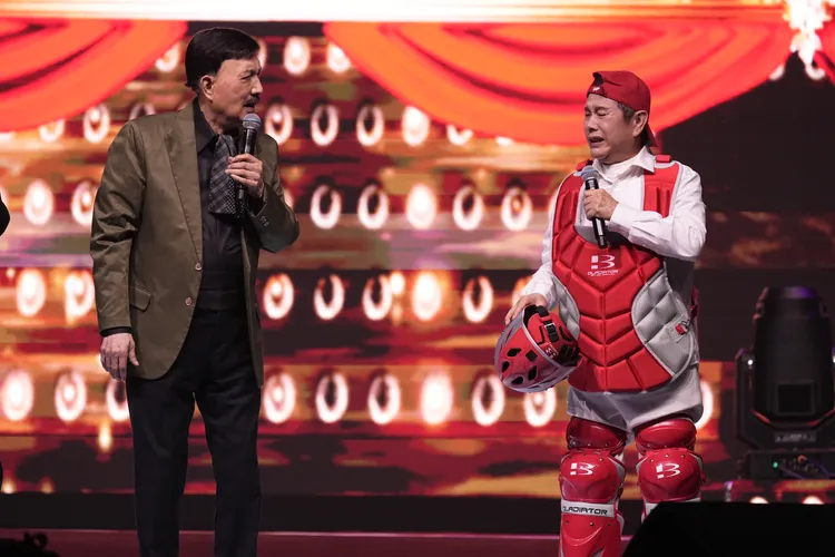 黃西田戴了美式足球安全帽出場。彭欣偉攝