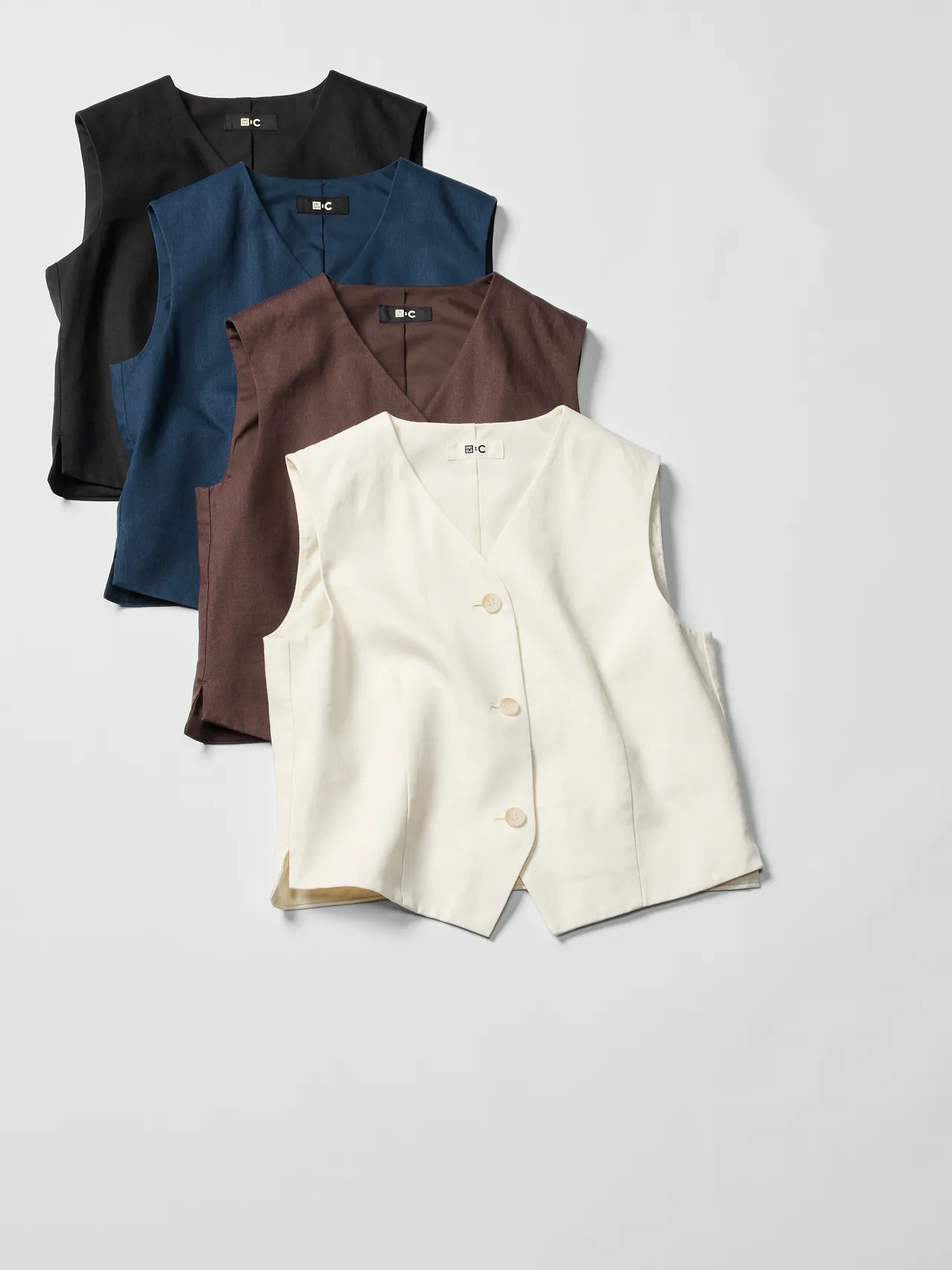 UNIQLO : C女裝特級亞麻背心，各1490元。品牌提供