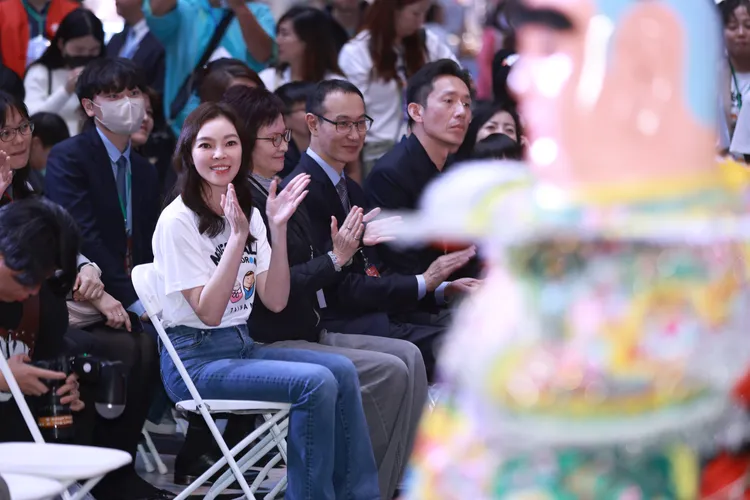 曾馨瑩欣賞現場小小電音三太子表演。彭欣偉攝