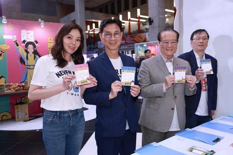 曾馨瑩（左）現場寫下祈願小卡。彭欣偉攝