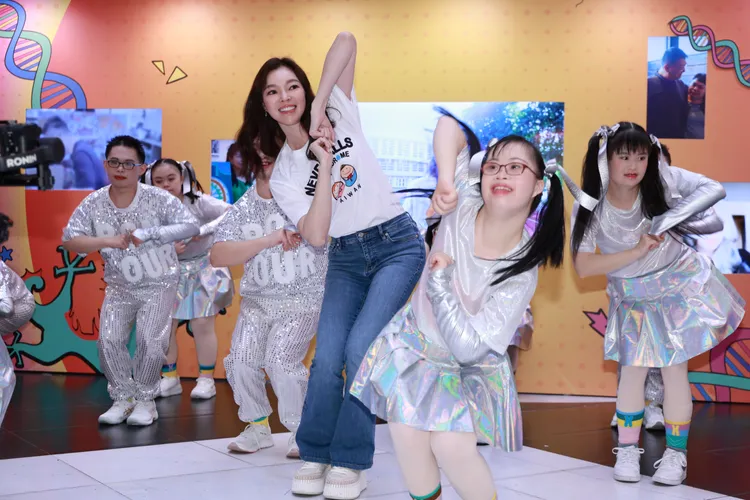 曾馨瑩和唐寶寶們齊跳「Sugar搖」。彭欣偉攝